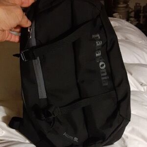 Nwot Patagonia Atom 8L Men's Padded Sling Backpack in Black Style 48261